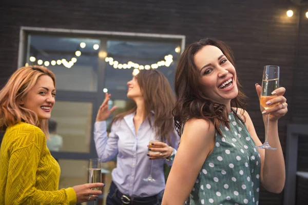 Gruppo Ragazze Festaiole Con Flauti Spumante Che Divertono Alla Festa — Foto Stock