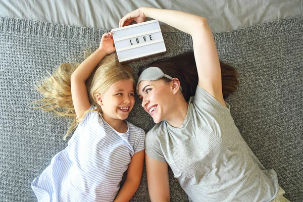 Segura Bem Bonito Amoroso Mulher Emocional Abraçando Sua Filha — Fotografia de Stock