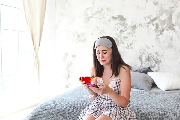 Mujer Llorando Casa Después Romper Con Novio Sosteniendo Teléfono Inteligente — Foto de Stock