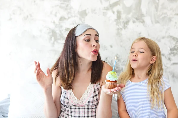 Portrait Anniversaire Mère Fille Avec Cupcake Matin — Photo