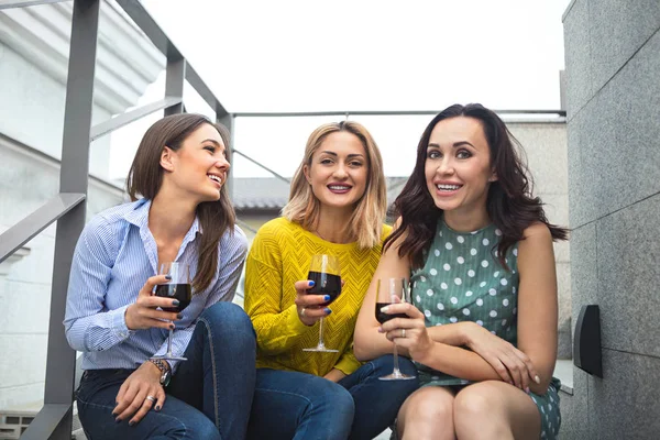 Tres Jóvenes Felices Riendo Bebiendo Vino Tinto Divirtiéndose Partido Concepto —  Fotos de Stock