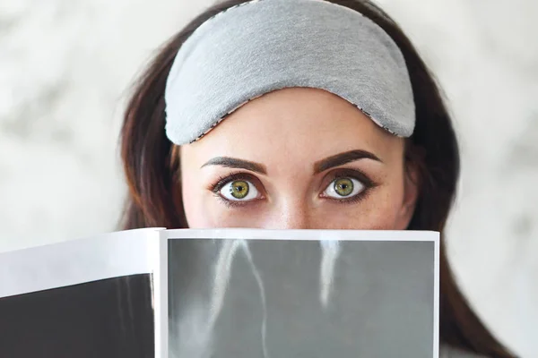 Portrair Mladá Bruneta Žena Čte Časopis — Stock fotografie