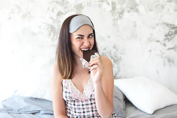 Chocoholic Joyeux Jeune Femme Souriante Chemise Blanche Manger Barre Chocolat — Photo