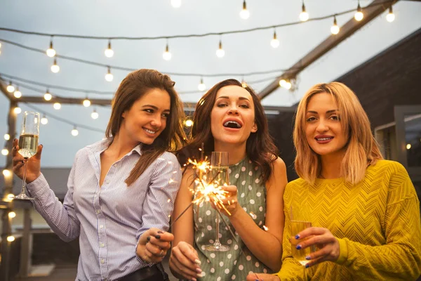 Grupo Meninas Festa Com Flautas Com Vinho Espumante Fogo Bengala — Fotografia de Stock