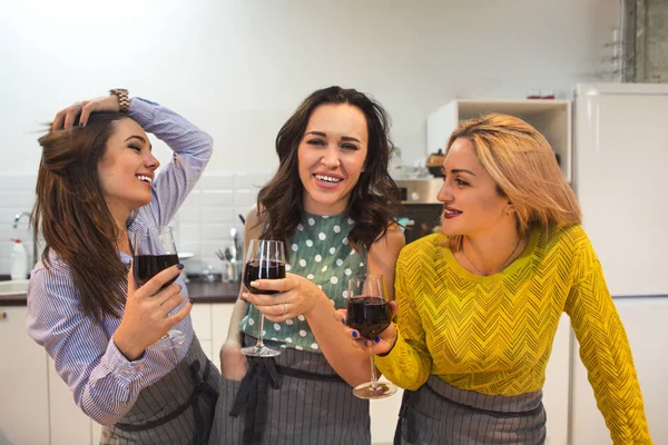 Cheerful Female Friends Preparing Meal Together Drinking Red Wine Kitchen — Stock Photo, Image