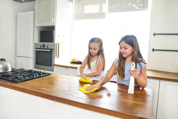 Deux Petites Sœurs Heureuses Nettoyant Table Cuisine Aidant Mère — Photo