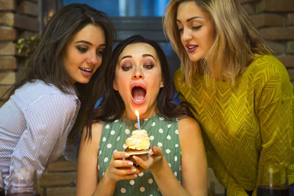 Portrait Joyful Young Woman Holding Birthday Cupcake Surrounded Friends Party — Stock Photo, Image