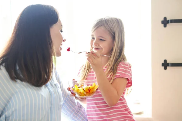 Hermosa Niña Con Madre Cocina Comiendo Una Ensalada Frutas Frescas — Foto de Stock