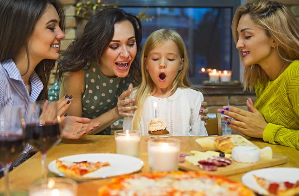 Niño Bonito Mirando Sabroso Pastel Cumpleaños Con Madre Amigos — Foto de Stock