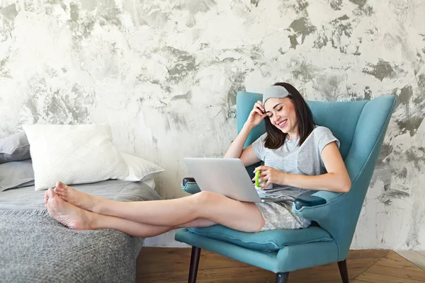 Hermosa Joven Sonriente Mujer Máscara Dormir Usando Ordenador Portátil Beber — Foto de Stock