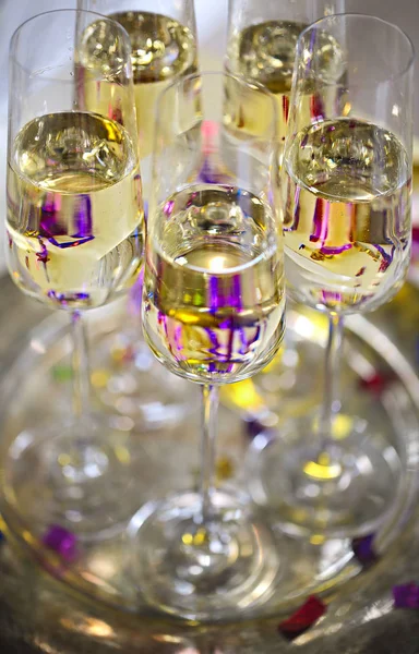 Close Van Glanzende Glazen Champagne Achtergrond Van Zwarte Witte Gouden — Stockfoto