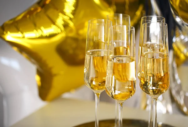 Close Van Glanzende Glazen Champagne Achtergrond Van Zwarte Witte Gouden — Stockfoto