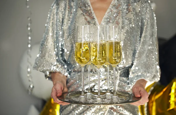 Крупный План Молодой Женщины Коктейльном Платье Подносом Блестящих Бокалов Шампанского — стоковое фото