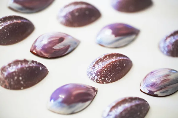 Diversi dolci al cioccolato sullo sfondo bianco . — Foto Stock