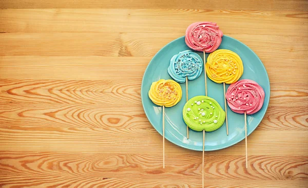 Renkli lolipop ve farklı renkli şeker yuvarlak — Stok fotoğraf