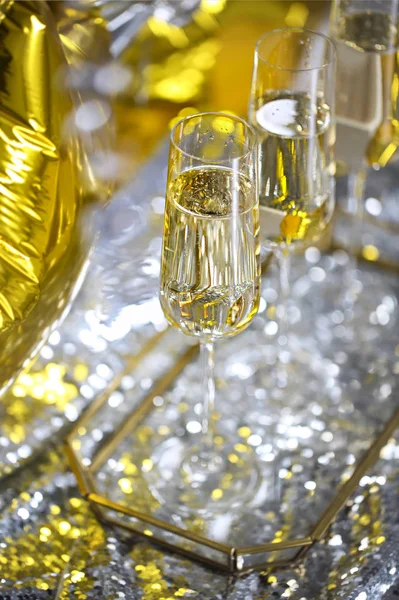 在派对背景上合近一杯闪亮的香槟 — 图库照片