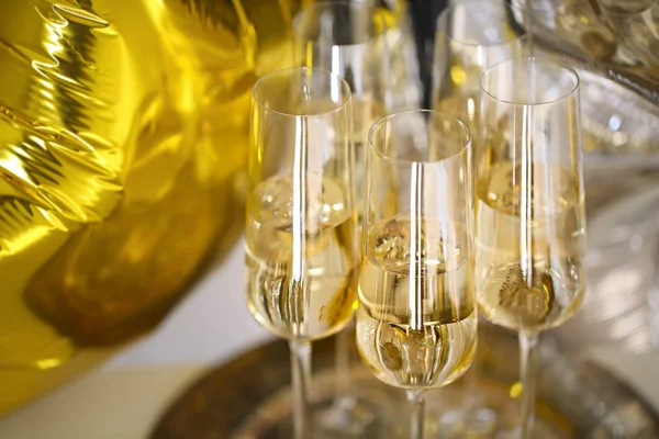 Närbild på blanka glas champagne över part bakgrund — Stockfoto