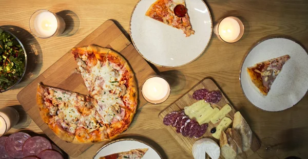 Mesa Com Vários Alimentos Servidos Com Vinho Tinto Velas — Fotografia de Stock