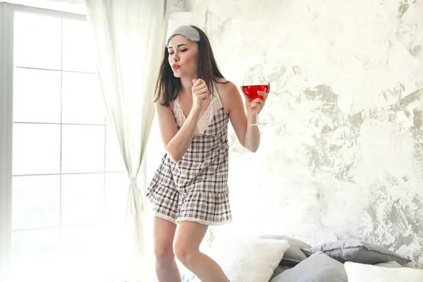 Joyeux Jeune Femme Dansant Avec Verre Vin Sur Mur Gris — Photo