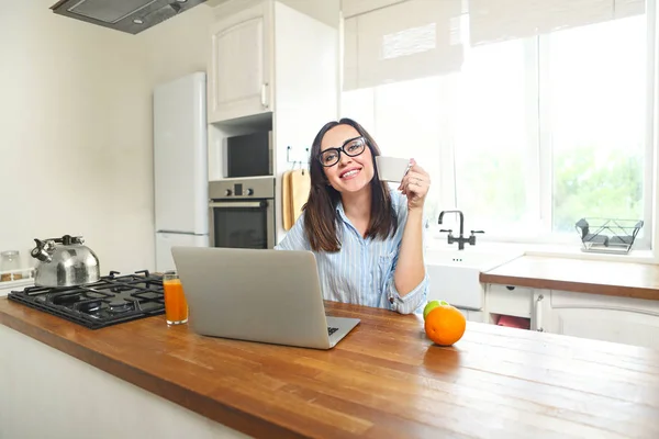 Young Smiling Woman Computer Cup Coffee Kitchen Morning — Stock Photo, Image
