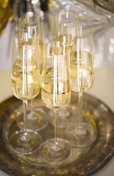 Close Van Glanzende Glazen Champagne Achtergrond Van Zwarte Witte Gouden — Stockfoto