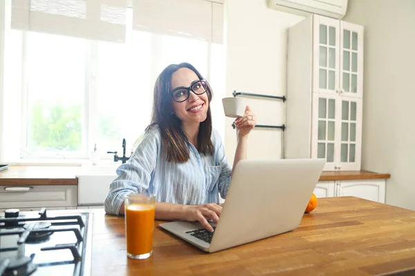 Leende Kvinna Med Dator Och Kopp Kaffe Köket Morgonen — Stockfoto