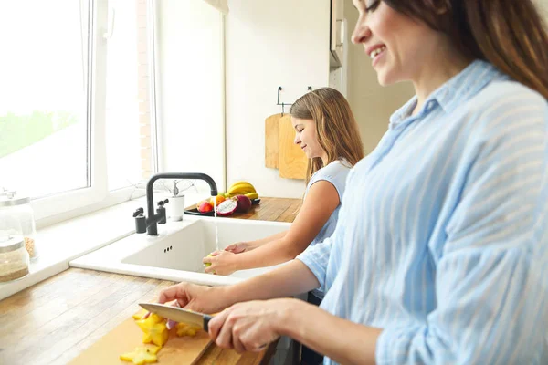 Menina Bonita Com Sua Mãe Cozinha Preparando Uma Salada Frutas — Fotografia de Stock