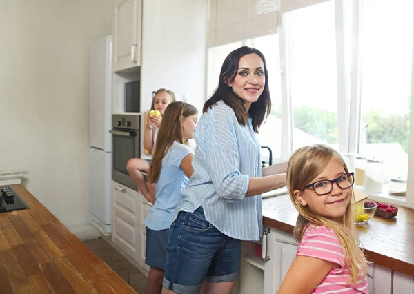 Belle Bambine Con Loro Madre Cucina Preparare Una Macedonia Frutta — Foto Stock