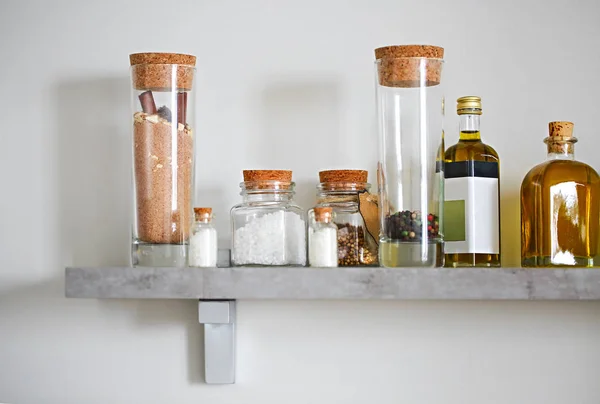 なスパイスとオリーブ オイルの台所の棚に整理された Jar ファイルの選択と集中 — ストック写真