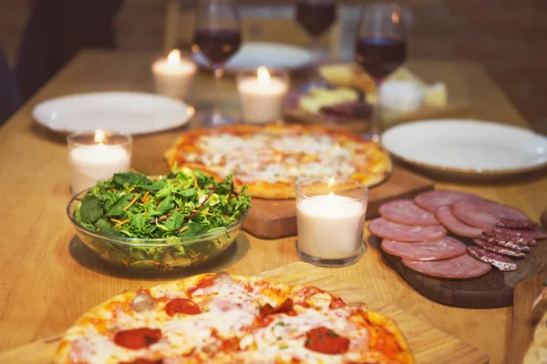 Mesa Com Vários Alimentos Servidos Com Vinho Tinto Vela — Fotografia de Stock