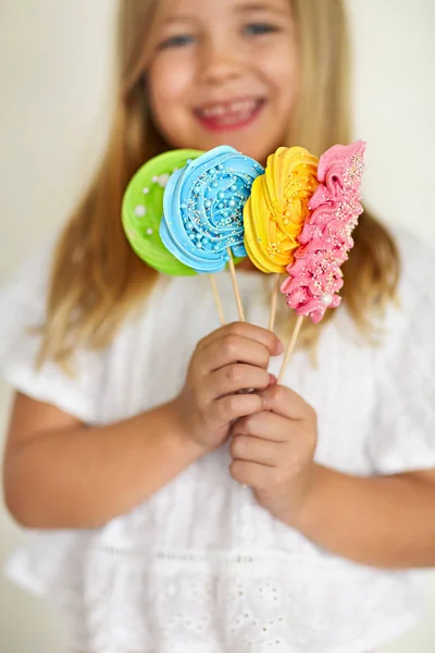 白い背景のポップのお菓子とかわいい女の子 — ストック写真
