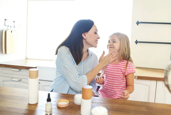 Niedlich Lächelnde Mutter Und Tochter Die Gemeinsam Gesichtscreme Auftragen — Stockfoto