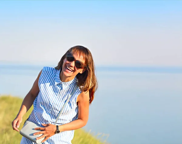 Gelukkig Jonge Brunette Vrouw Open Glimlach Zee Genieten Van Het — Stockfoto