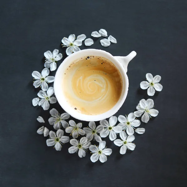 Kaffekopp Och Vita Blommor Svart Bakgrund — Stockfoto