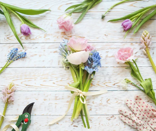 Frühling Blumenstrauß Draufsicht Auf Weißem Hintergrund Gartenkonzept — Stockfoto