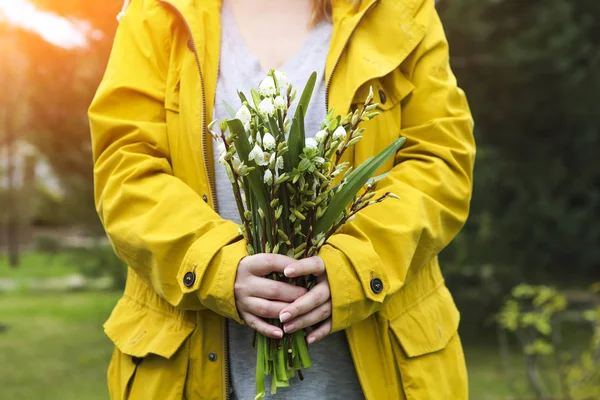 Lily Vadi Olan Kadın Doğa Kız Bahar Çiçekleri Yakın Çekim — Stok fotoğraf