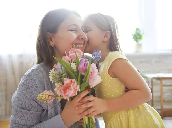 Glückliche Frau Und Ihre Kleine Tochter Wohnzimmer Muttertagskonzept — Stockfoto