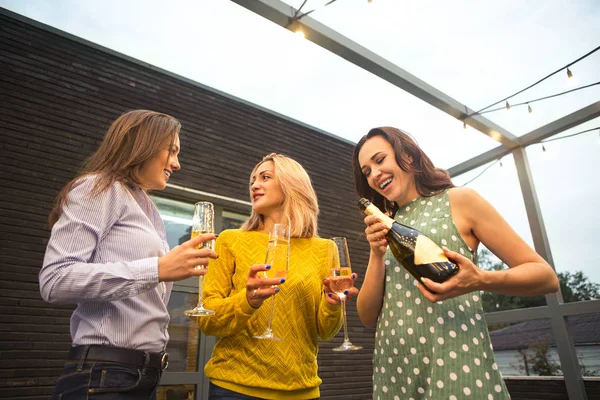パーティで楽しい時を過すスパーク リング ワイン付きのフルートを持つパーティーの女の子のグループ — ストック写真