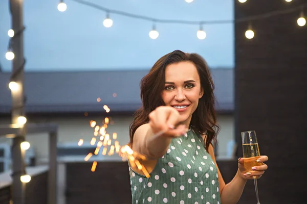 Retrato Mulher Com Flauta Vinho Espumante Fogo Bengala Divertindo Festa — Fotografia de Stock