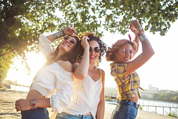 Gelukkig Slanke Tan Vrouwen Dansen Zonsondergang Het Strand Reizen Geluk — Stockfoto