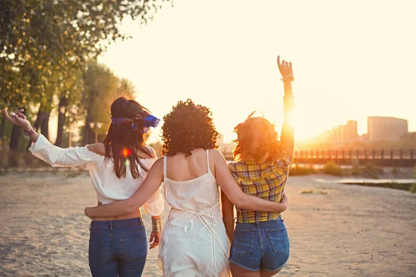 Heureuses Femmes Bronzées Minces Dansent Sur Plage Coucher Soleil Concept — Photo