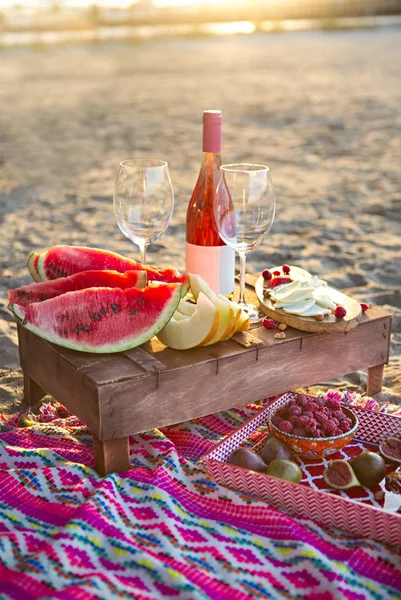 Piknik Wina Różowego Owoce Orzechy Mięsa Sera — Zdjęcie stockowe
