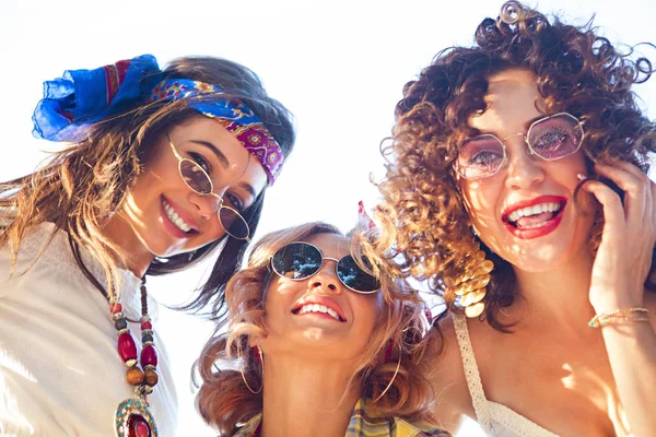 Gelukkig Slanke Tan Vrouwen Dansen Zonsondergang Het Strand Reizen Geluk — Stockfoto