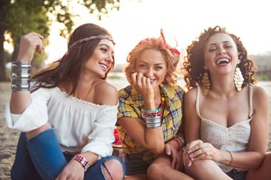 Sunset plajında mutlu ince ten rengi kadın. Seyahat ve mutluluk kavramı