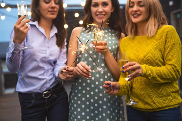 Group Partying Girls Flutes Sparkling Wine Bengal Fire Having Fun — Stock Photo, Image