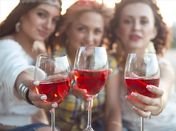 Amigas Felizes Com Copo Vinho Rosa Piquenique Praia Verão — Fotografia de Stock