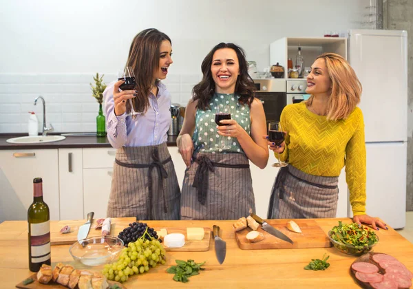 Fröhliche Freundinnen Bereiten Gemeinsam Ein Essen Und Trinken Der Küche — Stockfoto