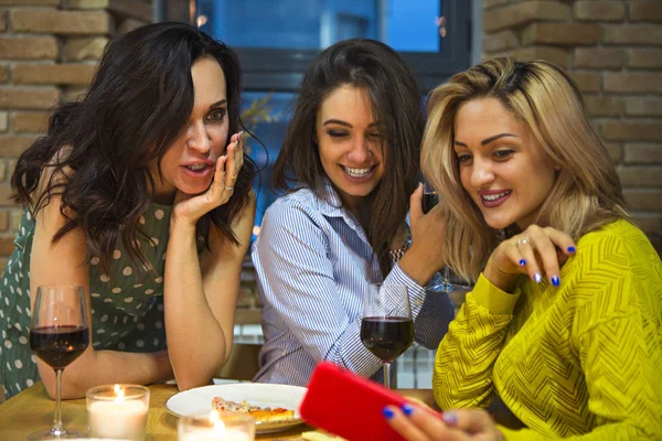 Drei Freundinnen Die Der Küche Rotwein Trinken Und Aufs Handy — Stockfoto