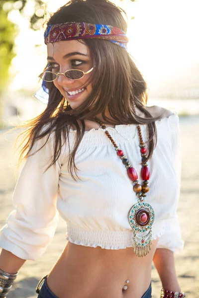 Mujer Morena Delgada Feliz Jeans Bailando Playa Atardecer —  Fotos de Stock