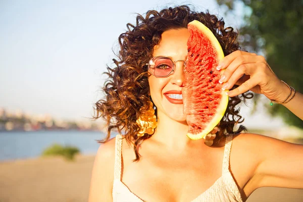 Belleza Sonriente Rizado Mujer Está Usando Gafas Sol Color Rosa —  Fotos de Stock